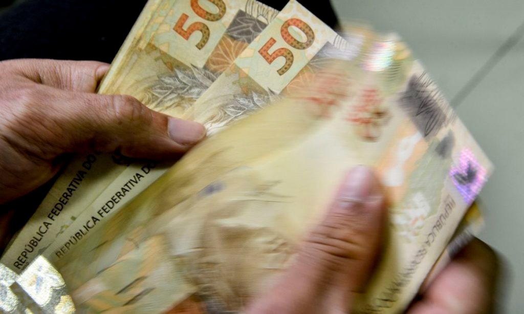 Salário mínimo de R$ 1.320 começou a valer neste domingo
